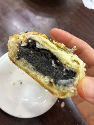 Black sesame pastry 黑芝麻酥餅 (inside) at Evergreen Vegetarian - 長青素食點心 in Taipei