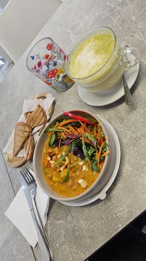 Kichererbsen Curry und Matcha Latte mit Sojamilch at Fit Café Füssen in Fuessen