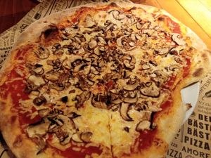 Pizza Funghi with vegan cheese at L'Osteria - Köln Zollhafen in Cologne