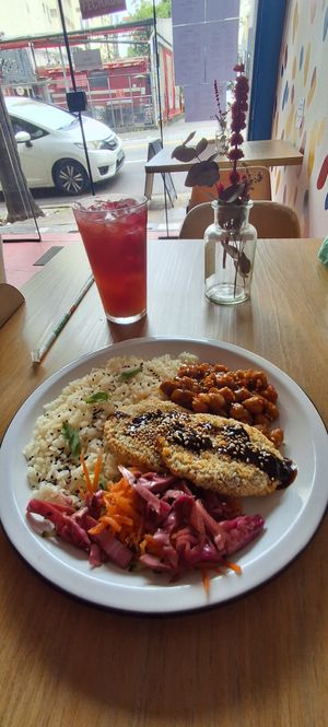 Berinjela empanada, grāo de bico agridoce e arroz com gergelim at Severina na Augusta  in Sao Paulo