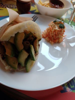 Arepa mit Mini-Beilagensalat at Arepahaus in Gottingen