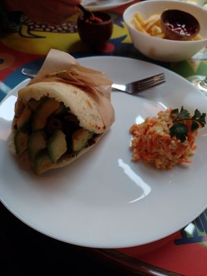 Arepa mit Mini-Beilagensalat at Arepahaus in Gottingen