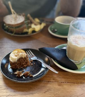 Kruidige worteltjescake (vegan) is een aanrader maar ook de club sandwich (vega/vegan) is erg lekker  at Anne&Max - Veemarktstraat in Breda