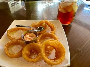 Onion rings with iced tea
 at El Chante Gourmet in Alajuela