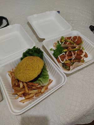 Caramelise Burger and Buffalo cauliflower tacos at El Chante Gourmet in Alajuela
