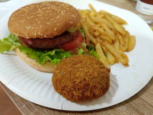 Hamburguesa vegana de beyond con patatas y croqueta vegana de boletuw at PuesClaro! in Valladolid