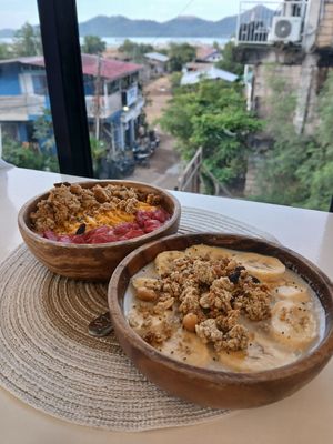 Mango smoothie bowl & banana oatmeal at Coffee Kong in Coron