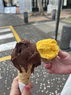 Chocolate negro y mango con maracuyá, ambos veganos  at Lucky Helado Tenerife in Tenerife