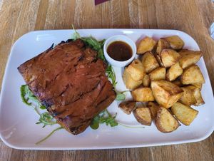 Smoked ribs with side of roast potatoes at Sora Diana in Edinburgh