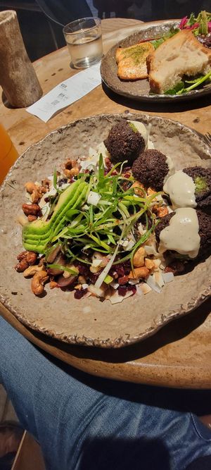 Honest poke bowl with a side of falafel #Veganuary at Honest Greens - Gran Vía 52 in Madrid