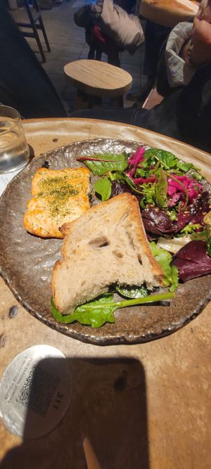 Salmon. Not mine. I'm vegan. Told it is very 👍 #Veganuary at Honest Greens - Gran Vía 52 in Madrid