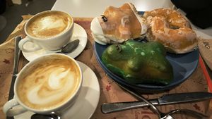 Café con avena, Donut normal, y el verde de manzana. El otro de praliné (no Vegan) at Boldú in Madrid