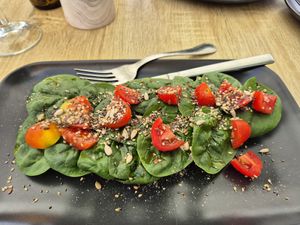 Veganes Sandwich mit Avocado, Tomaten und Spinat at Singular in Cordoba