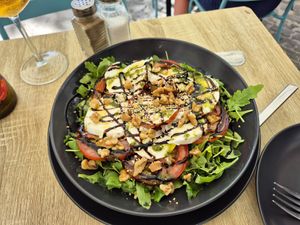 Vegetarischer Salat mit Mozzarella at Singular in Cordoba