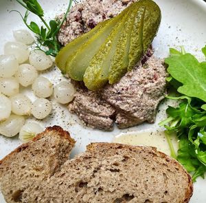bohnenaufstrich mit viererlei pfeffer, krustenbrot vom bäcker nebenan - serviert mit salatgarnitur, gürkchen & perlzwiebel at Von Zehn bis Vier at Academy Bar in Salzburg