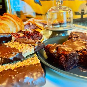 * nusseck mit haselnuss & orangenschoki
* beerenstrudel mit tofu & cashew serviert mit beerenragout & schlag
* vanilla-pudding-crumble mit zwetschke
* mango lassi
… at Von Zehn bis Vier at Academy Bar in Salzburg