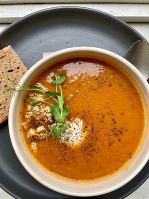 topf der woche - etwa erdäpfelgulasch, karotten-ingwer-suppe, gazpacho … wechselt jede woche at Von Zehn bis Vier at Academy Bar in Salzburg