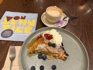 Marillenstrudel und veganer Cappuccino   at Von Zehn bis Vier at Academy Bar in Salzburg