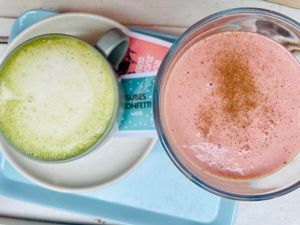 matcha latte & berry lassi at Von Zehn bis Vier at Academy Bar in Salzburg