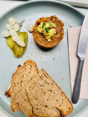 aubergine tatar at Von Zehn bis Vier at Academy Bar in Salzburg