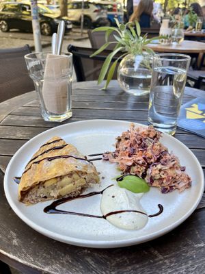   at Von Zehn bis Vier at Academy Bar in Salzburg