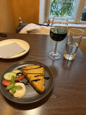   at Von Zehn bis Vier at Academy Bar in Salzburg