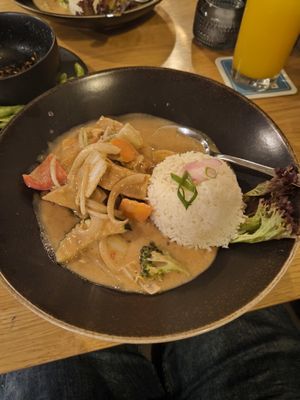 Workgemüse mit Tofu in Erdnuss Soße 🥜 und Jasminreis at HQ in Landshut