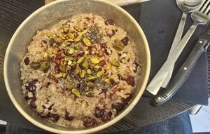 Oats with pistachio and pomegranates at Espresso Quartier in Maastricht