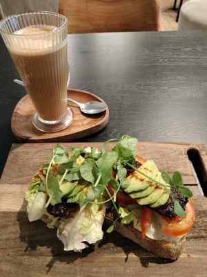 Chai latte en een toast met avocado en tempe at Espresso Quartier in Maastricht