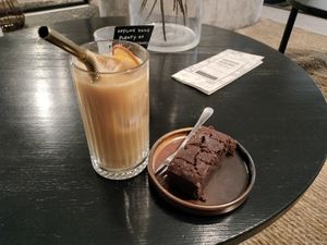 Ijskoffie met een brownie at Espresso Quartier in Maastricht