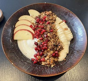 Beautifully prepared yoghurt breakfastt  at Espresso Quartier in Maastricht