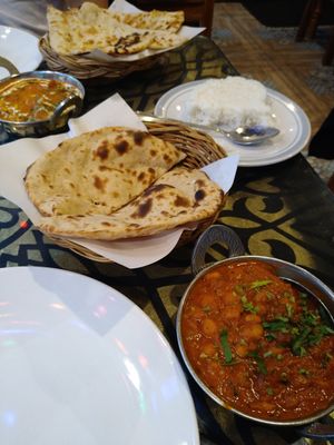 Vegan: tandoori roti and curry with whole chickpeas (sorry I dont remember name of dish). #Veganuary at Tandoori Night's Restaurant in Ao Nang