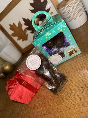 Ballotin de pralines végétaliennes + végétaliennes sans sucre + œufs de Pâques végétaliens   at Valentino Chocolatier in La Louviere