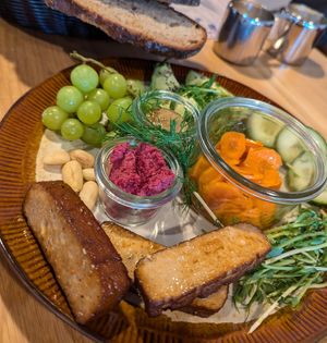 Veganes Frühstück mit hausgemachten Aufstrichen, Karottenlachs, Pekmez, Gemüse, Kräuter #Veganuary at Erdfreund Kaffee in Bad Nauheim