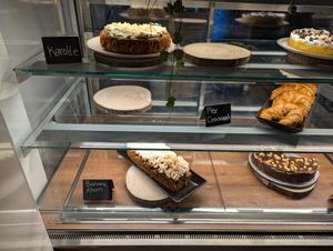 Vegane Kuchentheke: Karottenkuchen, schwedische Apfeltorte, Banane-Ahorn-Kuchen #Veganuary at Erdfreund Kaffee in Bad Nauheim
