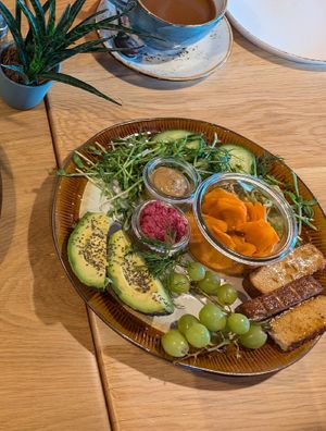 Veganes Frühstück mit Tofu und einer Scheibe Brot und einem Brötchen (oder Bagel) #Veganuary at Erdfreund Kaffee in Bad Nauheim