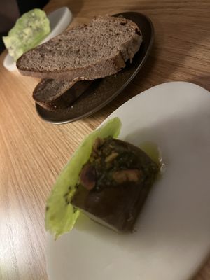 Foie gras de tempeth con kiwi y pan de cacao, almendras y wasabi   at Fronda Pasaje BCN in Barcelona
