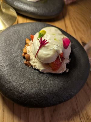 Strawberries, whipped cream, vinegar at Fronda Pasaje BCN in Barcelona