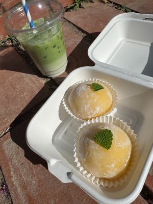 Iced matcha latte + Yuzu mochis (takeaway) at Mochisan in Valencia