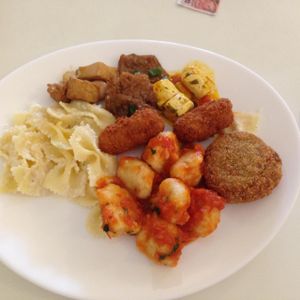 Some of the hot dishes options on Friday: gnocchi, seitan with tofu, pasta with ''white sauce'', yam's fried ball, potato's fried ball, tofu's ''moqueca''. at Loving Hut - Vila Mariana in Sao Paulo