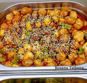 Tofu, sauce, bell pepper and sesame at Loving Hut - Vila Mariana in Sao Paulo