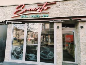 Außenansicht des Restaurants Ernesto at Pizzeria Ernesto in Offenbach