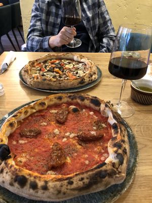 Pizza Marina und Pizza Vedura mit veganem Käse   at Pizzeria Ernesto in Offenbach