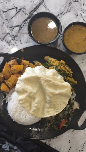 Mi pedido: Veg option A. (La opción B lleva yogurt) at Curry Leaf in Tanah Rata