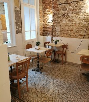 Les chaises sont de seconde main et la rénovation des locaux a été faite en grande partie par des bénévoles at La Planque in Arras