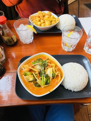 Kaeng phed and kaeng kari with fluffy tofu💗 at Rakhang Thai Kitchen in Gothenburg