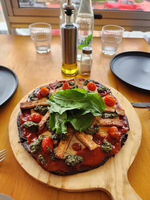 Si tienes mucha hambre pide una solo para ti, de lo contrario puede ser para 2 personas, 2 pedazos cada una. at Mercado Verde in Punta Del Este