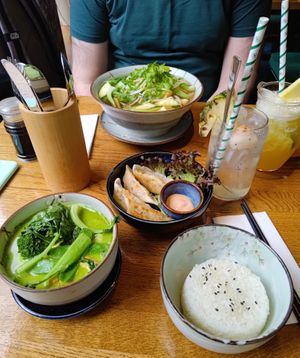 L1. Cari Xanh (grünes Curry)
mit einer Portion Reis und Gyoza at ADIDA in Cologne