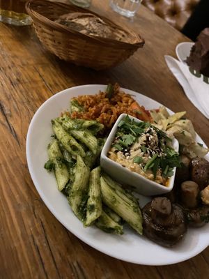 Kleiner mediterraner Vorspeisenteller.  at Vengo Die Gemusekuche in Bremen