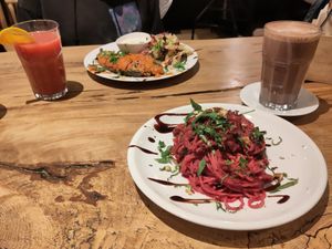 Pink Pasta und gefüllte Aubergine mit Tagessaft bzw. Kakao at Vengo Die Gemusekuche in Bremen